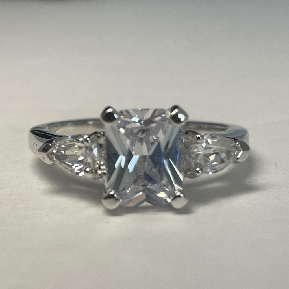 Rectangular cut cubic zirconia solitare ring with side cz accents. Size 10 - Picture 2 of 9
